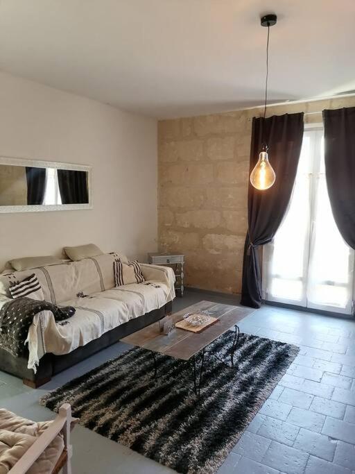 Appartement Rez De Jardin La Chartre-sur-le-Loir ภายนอก รูปภาพ