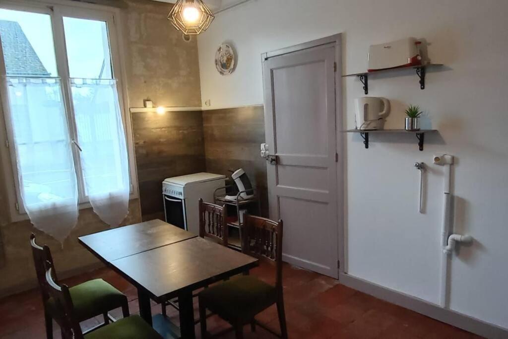 Appartement Rez De Jardin La Chartre-sur-le-Loir ภายนอก รูปภาพ