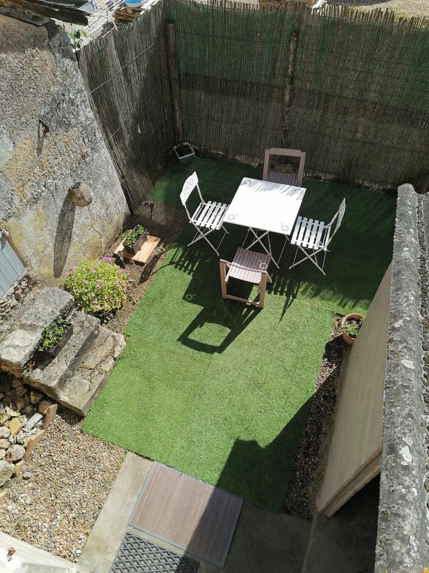 Appartement Rez De Jardin La Chartre-sur-le-Loir ภายนอก รูปภาพ